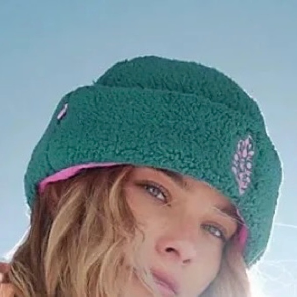 FP Movement Back Roads Beanie Bayberry Sherpa NWT One Size Winter Outerwear - Picture 1 of 9